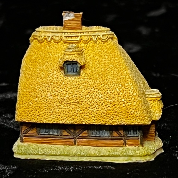 Lilliput Lane - Honeysuckle Cottage Miniature - Dream Miniatures Collection - Picture 4 of 6